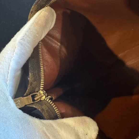 Louis Vuitton
LV Monogram Toiletry Pouch 26 vintage converted Crossbody - Picture 14 of 16